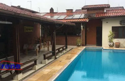Linda casa 2 quadras da praia, com edícula, piscina 10 x 4,5 metros - itanhaém/sp