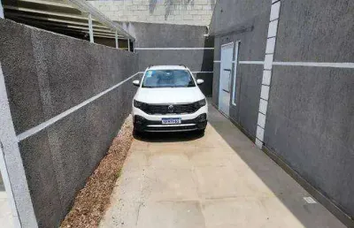 Quarto no térreo sobrado  com  03  quartos sendo 01 no térreo e garagem para 02 carros