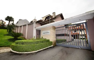 Sobrado em condomínio, 3 dormitórios, com quintal e 2 vagas, a venda, no santo inácio, curitiba.