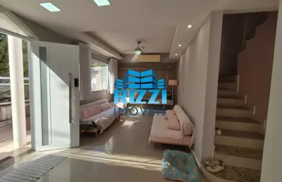 Linda casa de condomínio com 03 suítes na freguesia