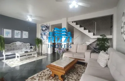 Linda casa com 190m² em condomínio fechado na freguesia