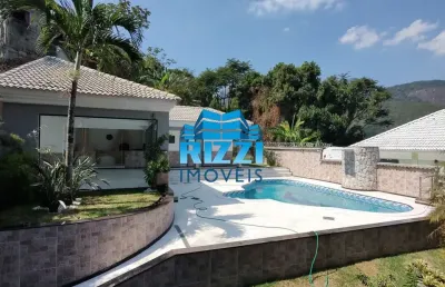 Maravilhosa casa duplex em condomínio fechado com 03 suítes