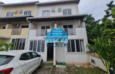Maravilhosa casa triplex em condomínio fechado na estrada do cafundá/taquara
