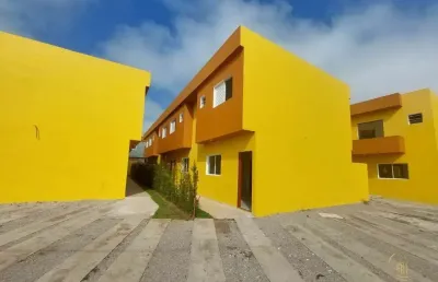 Sobrado à venda com 2 dormitórios com 2 suítes no bairro campos elíseos, itanhaém / sp