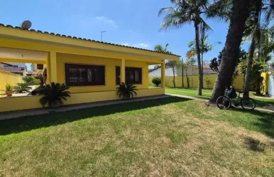 Casa a venda com 5 dormitórios sendo 3 suítes no centro em itanhaém