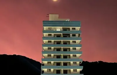 Apartamento com 2 dormitórios, sendo 1 suíte no centro em mongaguá / sp