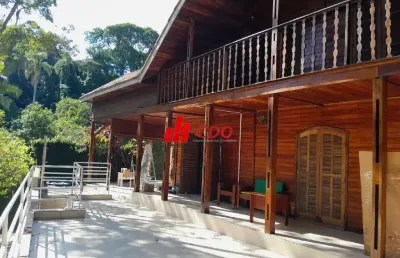 Casa a venda no bosque do embu,5 dormitórios sendo 3 suítes,3 salas, piscina, churrasqueira,6 vagas.