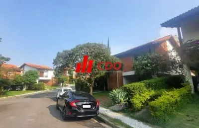 Linda casa reformada em condomínio horto do ype, 4 dormitórios sendo 1 suíte master,3 salas, piscina, churrasqueira, hidro,sauna,4 vagas, útil 350m²