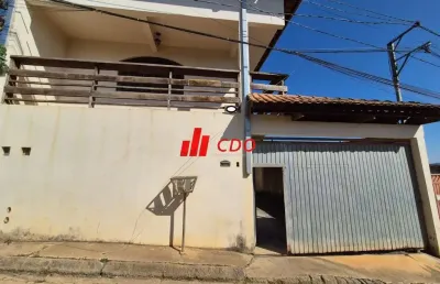 Embú guaçú - sobrado com 5 dormitórios, sendo 1 suíte, sala para 3 ambientes,3 banheiros,5 vagas, terreno 250m²área construída de 250m²