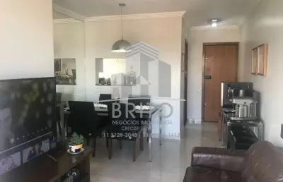 Belíssimo apartamento com 02 dormitórios e 01 vaga, varanda, fino acabamento, cozinha com armários planejados, área de serviço bem ventilada