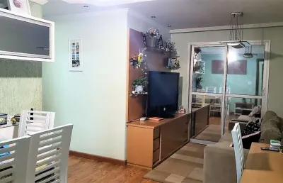 Apartamento com 02 dormitórios, sala, cozinha planejada, área de serviço, banheiro  e 01 vaga.