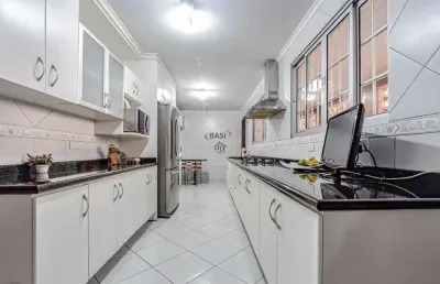 Casa a venda no parolin com 03 dormitorios e piscina com 270 m2
