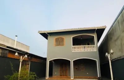 Lindo sobrado em uma área de comércio uma ótima localização.