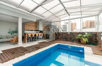 Cobertura com piscina coberta, próxima ao club curitibano
