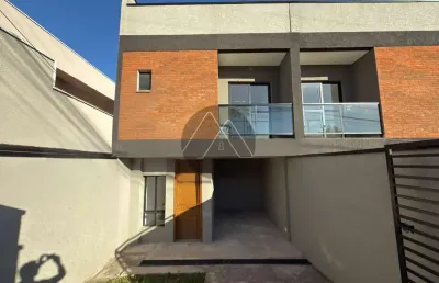 Sobrado no xaxim com amplo espaço de quintal nos fundos.