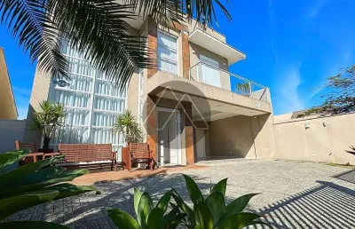Sobrado alto padrão com 3 suítes e piscina, a apenas 400 metros da praia – brejatuba, guaratuba/pr