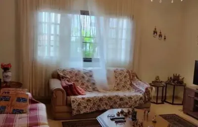 Linda casa terrea com 3 dorm, 1 suite, 4 vagas de garagem, psicina.