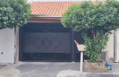 Casa á venda terreno de 150m² possui 3 dorm, 2 banheiros, 3 vagas de garagem cobertas