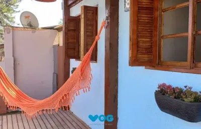 Casa térrea de 2 dormitórios, living, cozinha, churrasqueira, área de serviço, b
