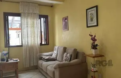 Sobrado com 02 dormitórios, living, lavabo, banheiro social,  cozinha com área d