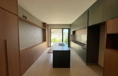 Casa térrea com 3 suítes em condomínio fechado com 165 m².