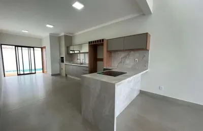 Excelente casa térrea em condomínio com 3 suítes, com 151 m².