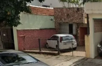 Terreno com 280 m² , sendo 7 m de frente e fundo x 40 m de comprimento. com casa velha para demolição.