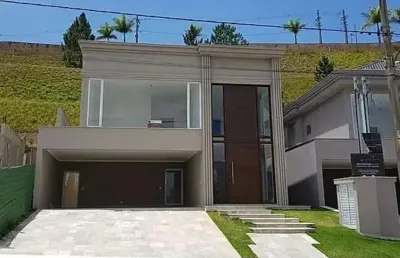 Linda casa no condomínio valville 1, com 393 m² total/303 m² útil/5 banheiros/4 vagas/3 suítes.