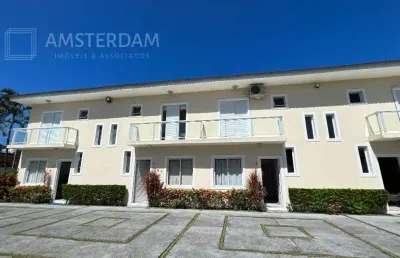 Casa em condomínio fechado com 3 dormitórios com piscina.