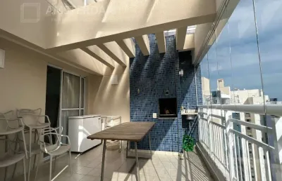 Cobertura duplex à venda com 3 dormitórios e área gourmet com vista da serra e do mar.