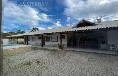 Casa à venda com fundos ao rio jaguareguava com piscina privativa em bertioga sp