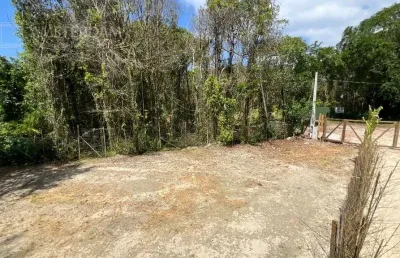 Terreno limpo, aterrado, cercado com tela, pronto para construir.