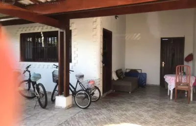 Casa independente próxima a praia da enseada no centro de bertioga com 03 dormitórios.