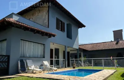 Casa em condomínio em 2 terrenos, com piscina, no maitinga bertioga