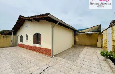 Casa com 02 dormitórios e amplo espaço de quintal em localização privilegiada