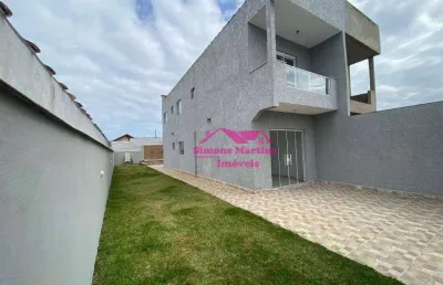 Sobrado com amplo espaço de quintal e  03 dormitórios à venda na praia de mongaguá