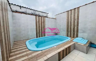 Casa barata com piscina e 02 dormitórios na praia de mongaguá
