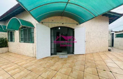Casa com amplo espaço de quintal e 02 dormitórios à venda na praia de mongaguá