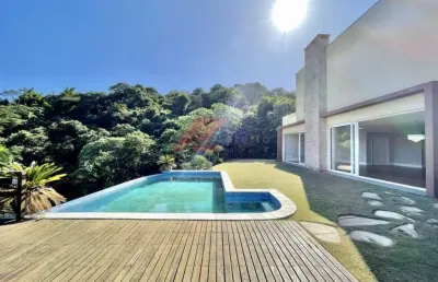 Imponente casa em condomínio na pousada dos bandeirantes, carapicuíba-sp: 4 quartos, 4 suítes, 6 banheiros e 5 vagas!