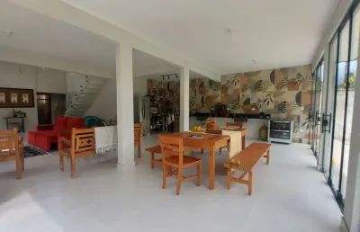 Ubatuba - 4 dorm (sendo 2 suítes), 3 vagas de garagem,