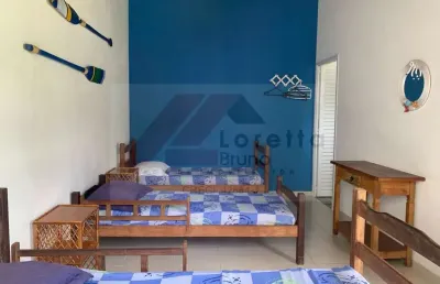 Casa aconchegante com 2 dormitórios, sala, cozinha e 1 banheiro.