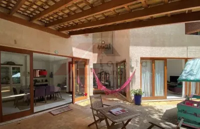 Fazendinha - melhor localização! 3 dormitórios (1 suíte), rústica contemporânea. um charme de casa! a/t: 787,50m² iptu (frente: 16,65m) / a/c: 310m
