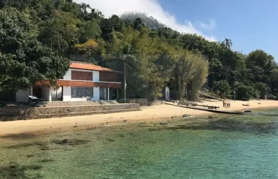Linda casa de frente para a praia em angra dos reis - 6 dormitórios sendo 1 suíte