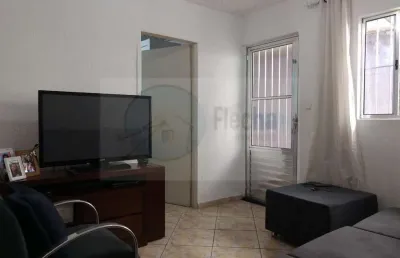 Casa térrea em bom estado - 2 dormitórios e 1 vaga. edícula com 2 dormitórios.