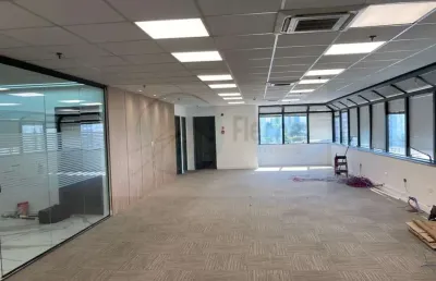 Cidade monções conjunto comercial 200m² pronto para uso, vão livre 2 banheiros, 6 vagas sendo 2 de moto, copa/cozinha. bem localizado.