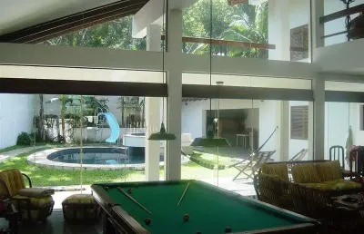 Imperdível residência para até 30 pessoas com 7 quartos na praia do tenorio, ubatuba-sp: 7 suítes, 2 salas, 9 banheiros, 6 vagas de garagem, 600m²!