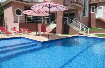 Imponente casa em condomínio na chácara de la rocca, 4 suítes, 4 salas, 8 banheiros, 14 vagas, 620,45m² - carapicuíba-sp