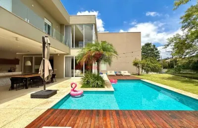 Imperdível casa de alto padrão em condomínio - 4 quartos, 4 suítes, 3 salas, 6 banheiros, 2 vagas de garagem - jandira-sp