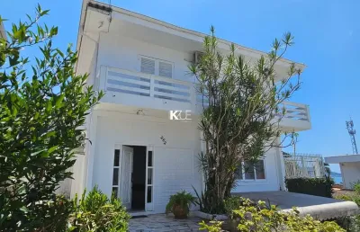 Casa com 3 quartos à venda na rua papa joão xxiii, --, coqueiros, florianópolis por r$ 2.350.000