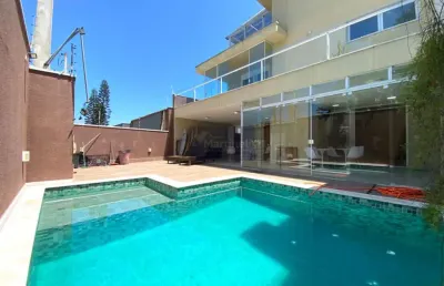 Casa à venda em itanhaém-sp, na praia do sonho: 4 quartos, 3 suítes, 3 salas, 5 banheiros, 4 vagas de garagem, 284m² de área.